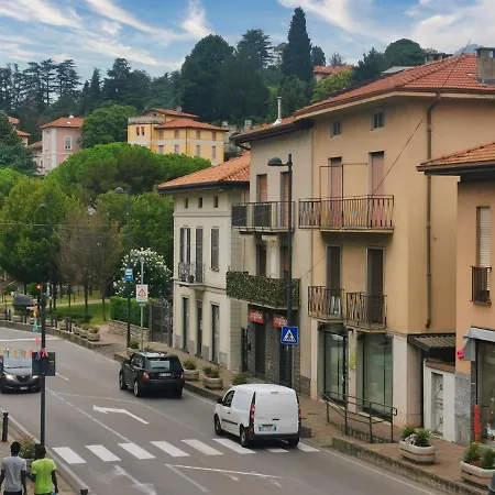 In Shared Apartment, Near Lecco منزل للإقامة كالولزيوكورتي