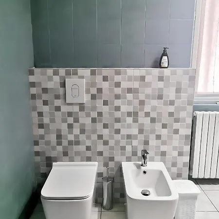 In Shared Apartment, Near Lecco منزل للإقامة كالولزيوكورتي
