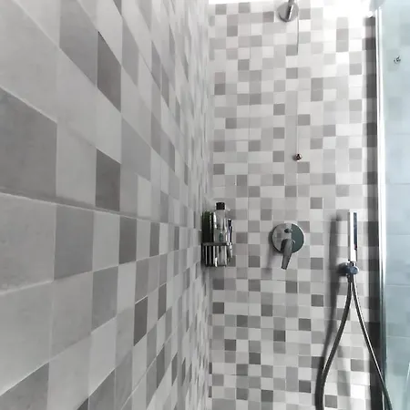 In Shared Apartment, Near Lecco * كالولزيوكورتي